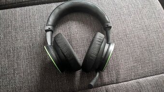 Prodám Xbox series x + 2 ovladače + bezdrátová sluchátka Mic - 6