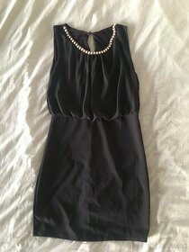 Společenské krátké černé šaty s korálky u výstřihu - 6