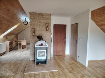 Pronájem prostorného bytu 2+kk (72 m²) v rodinném domě – C - 6