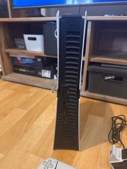 PLAYSTATION 5 PRO, 2 OVLADAČE, DOKOVACÍ STANICE PRO OVLADAČE - 6