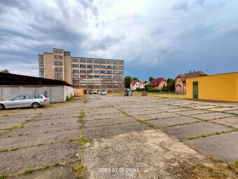 Šestipodlažní budova a •	Přízemní hala: - 6