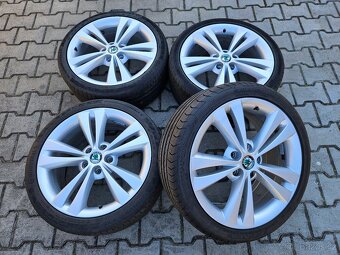 Orig. škoda octavia - Letní 225/40/18 - 6