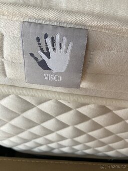 Postel s matraci a nočními stolky - 6