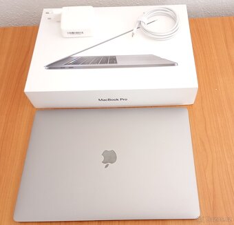 MacBook Pro 15" 6xCore i7 16 RAM 256 SSD TOP STAV - 6