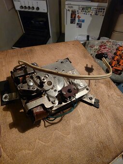 Kuchyňská kredenc s hodinami - 6