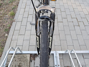 Horské kolo Engine Alpena, stojan na kolo a cyklo helma - 6