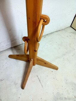 Prodám hezký věšák z masivu - 6