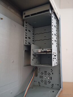 Starší PC skříň s DVD mechanikou a disketovou jednotkou - 6