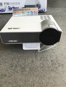 Prodám přenosný LED projektor ASUS P3B - 6