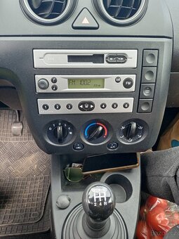 Prodám Ford Fiesta 1,3 benzín, r.v. 3 /2005, najeto173.900km - 6