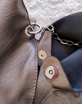 Hnědo šedá kabelka s metalízou - 6