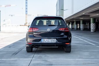 Volkswagen Golf - 6