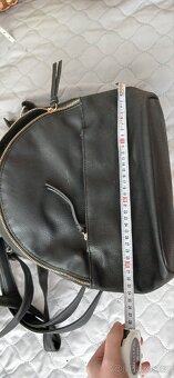 Koženkový dámský batůžek - 6