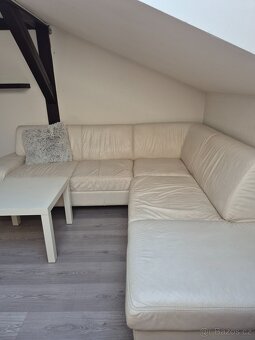 Kožená bílá sedačka - 6