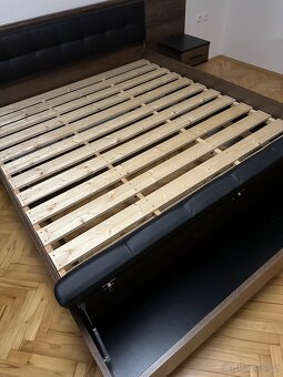 Prodám ložnicový set – postel, noční stolky, komodu a poličk - 6