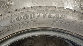 Zimní pneu Goodyear 225/50/17 98V - 6