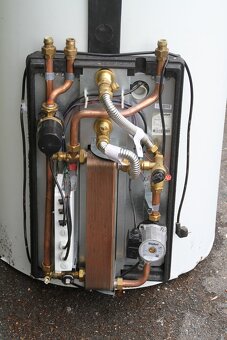 Prodám akumulační nádrž Vaillant s přímím ohřevem teplé vody - 6