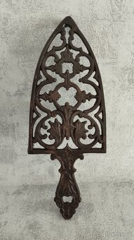 Krásná stará zdobená podložka pod starou žehličku. - 6