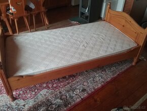 Pěkná masivní postel - 6