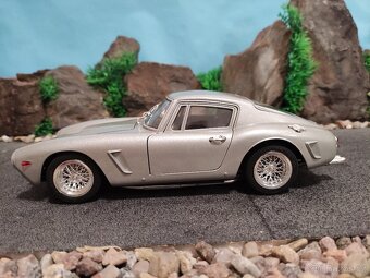 prodám model 1:18 Ferrari 250 GT Berlinetta - 6