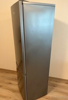 Prodám lednici s mrazákem značky Beko v šedé barvě. - 6