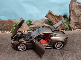 Prodám nový model 1:18 Jaguar f type R 2015 - 6