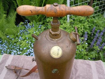 MOSAZNÝ ZAHRADNÍ POSTŘIKOVAČ - 6