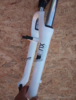 Odpružená vidlice SR Suntour XCM 30, 26" - 6