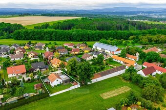 Prodej jedinečného, prostorného RD s větší rovinatou zahrado - 6