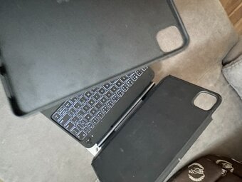 ESR Rebound Magnetic Keyboard Case 360 - 6