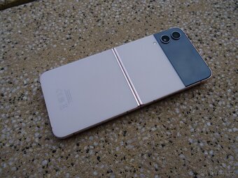 Pěkný Samsung Galaxy Z Flip4 GOLD 8/256GB - 6