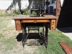 Historický šicí stroj LADA - 6