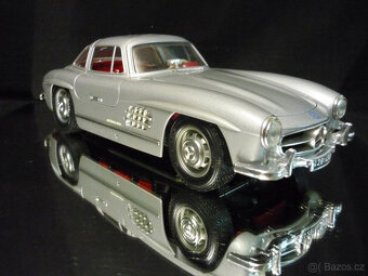 Mercedes Benz 300 SL stříbrný Bburago 1/18 - 6