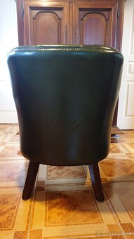 Pěkné kožené křeslo Chesterfield - 6