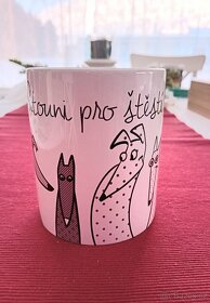 Bílý hrnek s chrty - 6