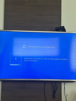 PS4 PRO 1TB + 2 ovladače + hry (Pravidelně čištěný) - 6