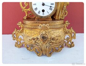 figurální zdobené mosazné mechanické hodiny Francie 1910 - 6
