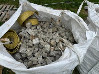 Prodám žulové obrubníky a kostky-vlastní odvoz z Tišnova - 6