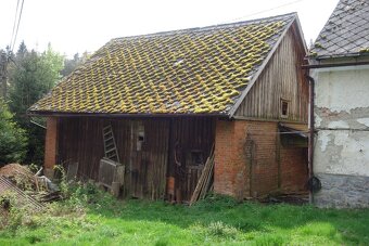 Stavební pozemek 2105m2 s chalupou, stodolou a potůčkem - 6