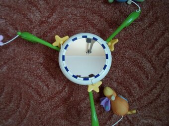 Playskool Kolotoč nad postýlku broučci, hraje a svítí - 6