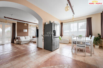 Prodej vily a apartmánu, 350m² s dvougaráží na pozemku 1600m - 6