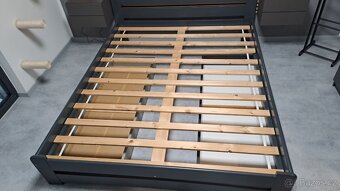 Postel z masivu, 160x200 v odstínu antracit + rošt + šuplíky - 6