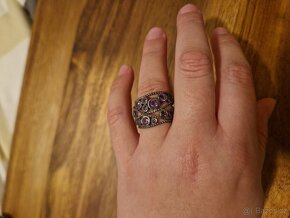 Krásný nový prstýnek s fialovými kamínky - 6