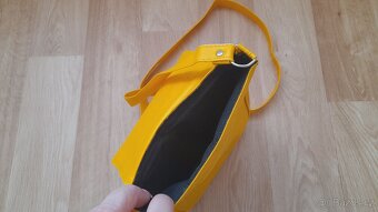 Žlutá crossbody kabelka - 6