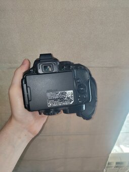 Nikon D5300 + 3 objektivy a další příslušenství - 6