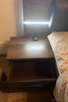 Manželská postel 180×200 s rošty, LED a nočními stolky - 6