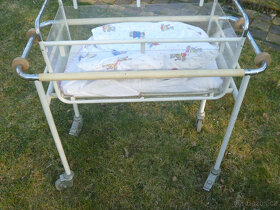 Kovová dětská postýlka na kolečkách, asi  z 50 let, Antik - 6