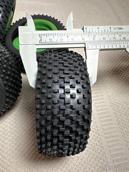 Gumy a disky na 1/8 buggy - 6