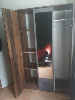 Šatní skříň třídveřová se zrcadlem - 6