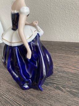 Porcelánová figura Dáma v kobaltovém Royal DUX Czechoslovaki - 6
